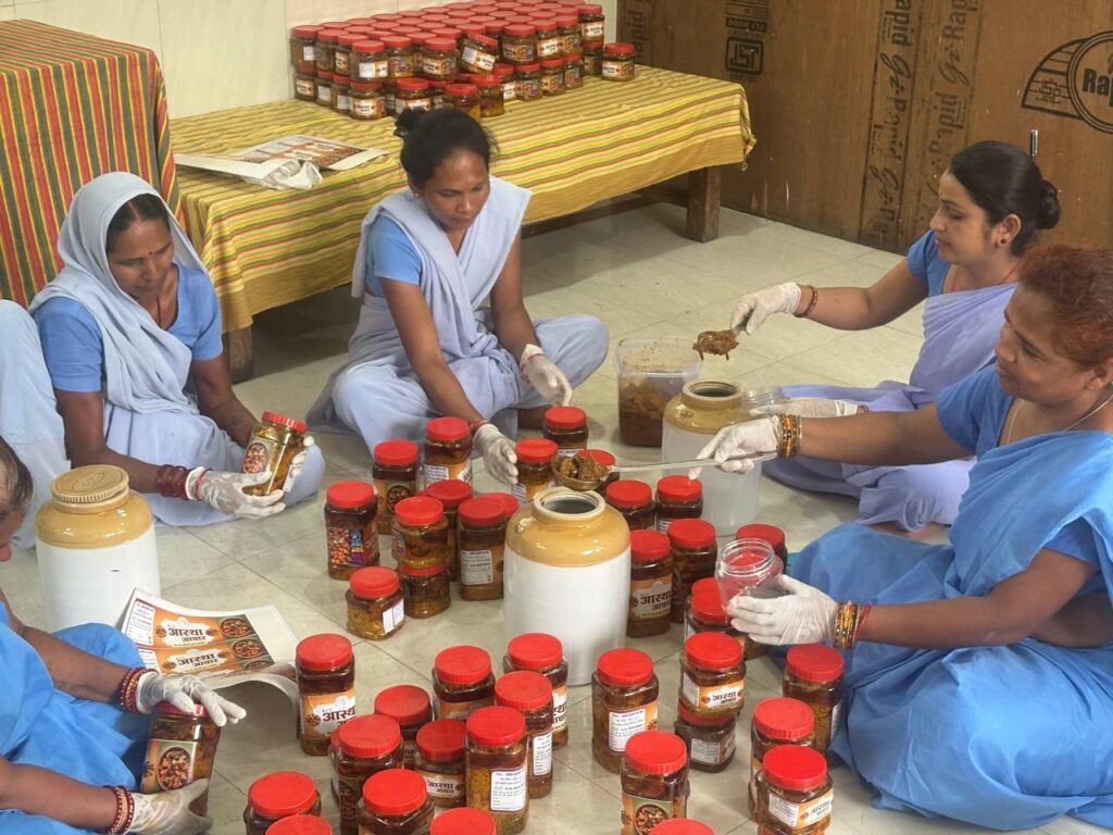 रायपुर सेंट्रल जेल में निश्चय कार्यक्रम के तहत अचार बनातीं महिला बंदी