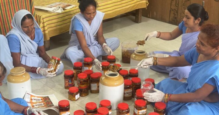 रायपुर सेंट्रल जेल में निश्चय कार्यक्रम के तहत अचार बनातीं महिला बंदी